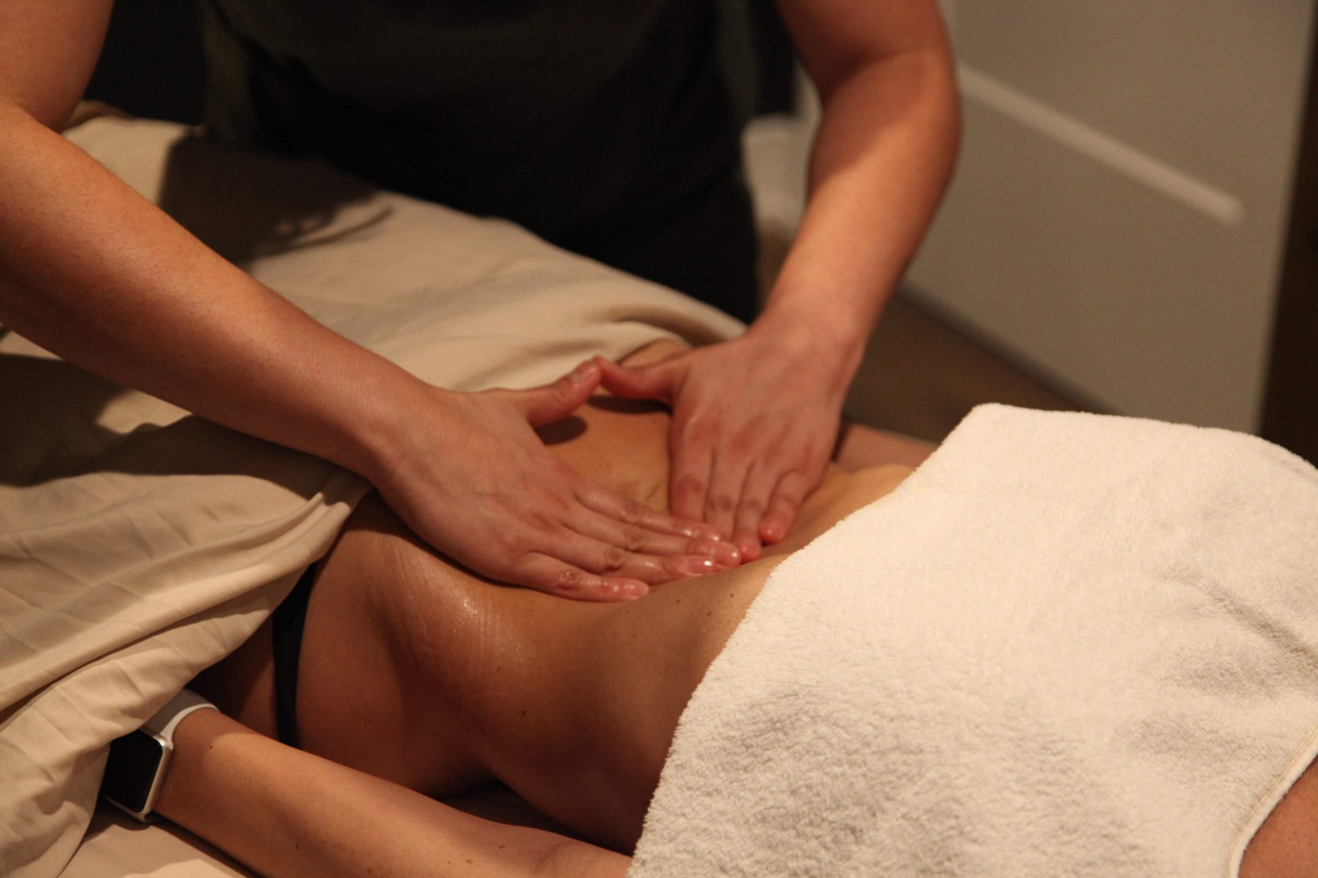 Lymphatic drainage massage at Aluna Restore